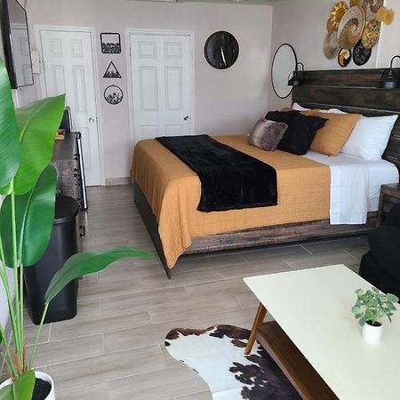 Modern Studio Retreat With King Bed - Cozy Comfort Pahokee Zewnętrze zdjęcie