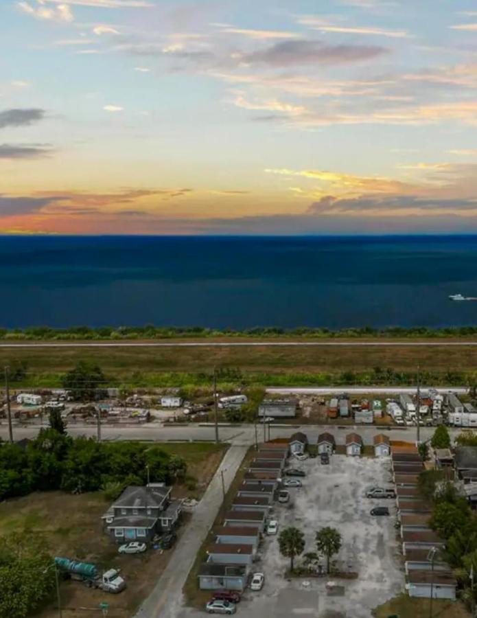 Modern Studio Retreat With King Bed - Cozy Comfort Pahokee Zewnętrze zdjęcie