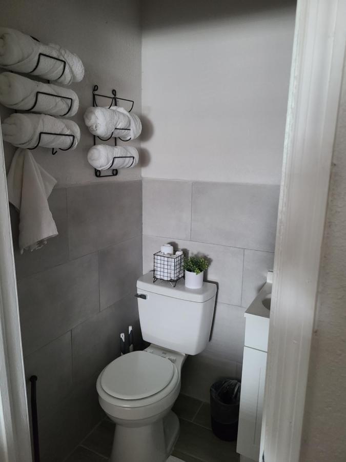Modern Studio Retreat With King Bed - Cozy Comfort Pahokee Zewnętrze zdjęcie